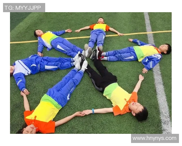 蓝色足球气球的奇妙冒险带你领略不一样的运动激情与童趣欢乐